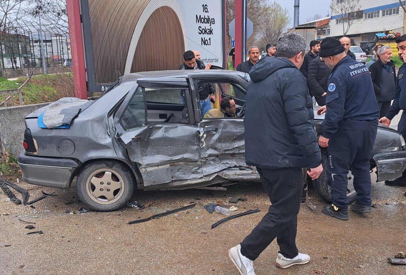 2 aracın karıştığı kazada 4’ü çocuk 9 kişi yaralandı