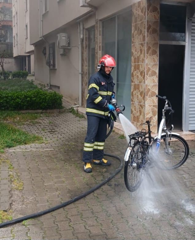 Devrek’te garaja park edilen elektrikli bisiklet yandı