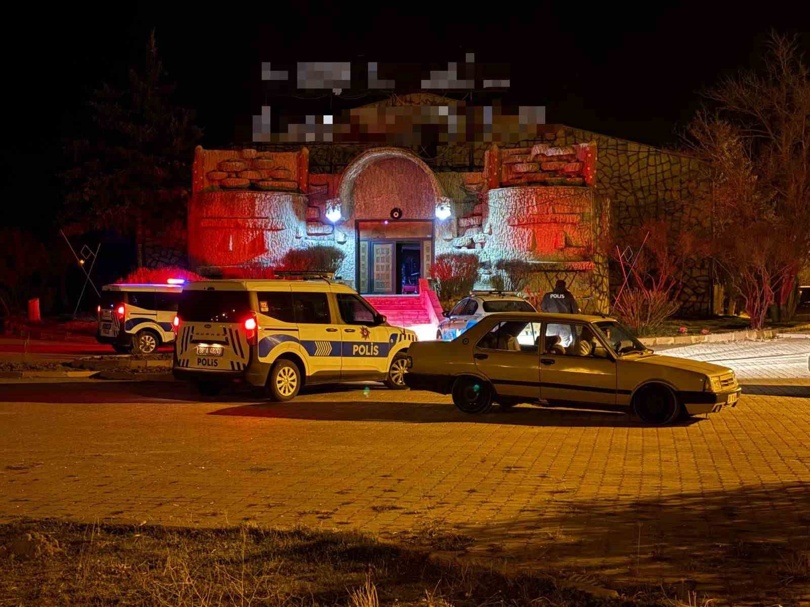 Kavgayı ayırmaya çalışan gece kulübü çalışan bıçaklandı